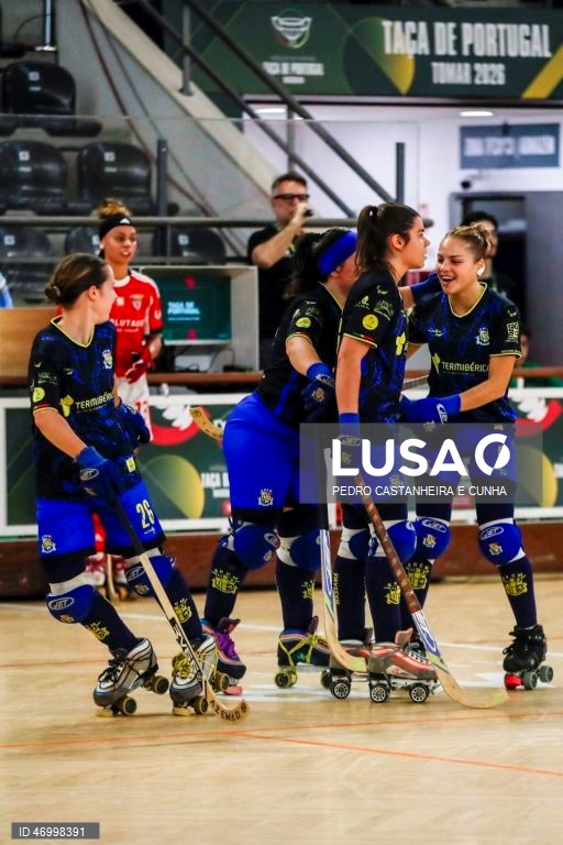 Jogadoras do Stuart Hoquei Clube de Massamá festejam o golo contra o Benfica no jogo da final da Taça de Portugal em hóquei em patins feminino disputado no Pavilhão Municipal Patrícia Sampaio, 26 abril 2026 em Tomar. PEDRO CASTANHEIRA E CUNHA/LUSA