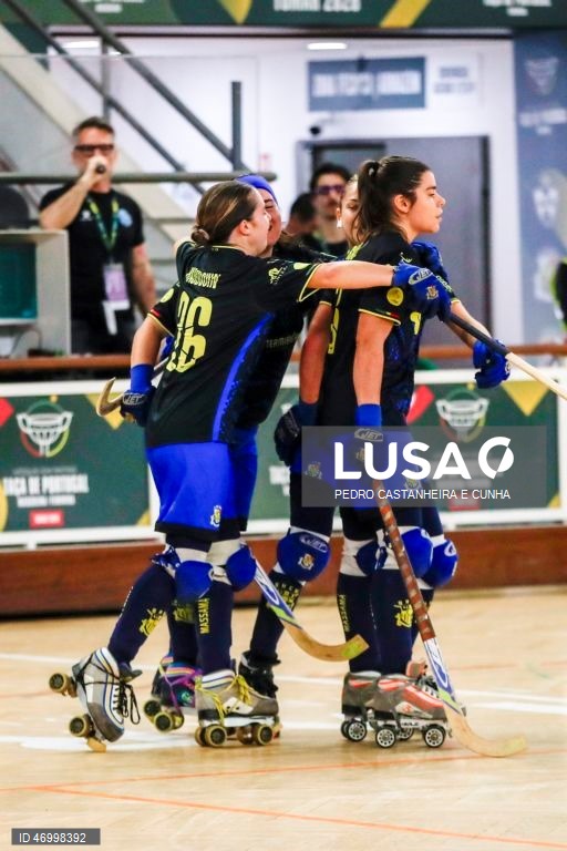 Jogadoras do Stuart Hoquei Clube de Massamá festejam o golo contra o Benfica no jogo da final da Taça de Portugal em hóquei em patins feminino disputado no Pavilhão Municipal Patrícia Sampaio, 26 abril 2026 em Tomar. PEDRO CASTANHEIRA E CUNHA/LUSA