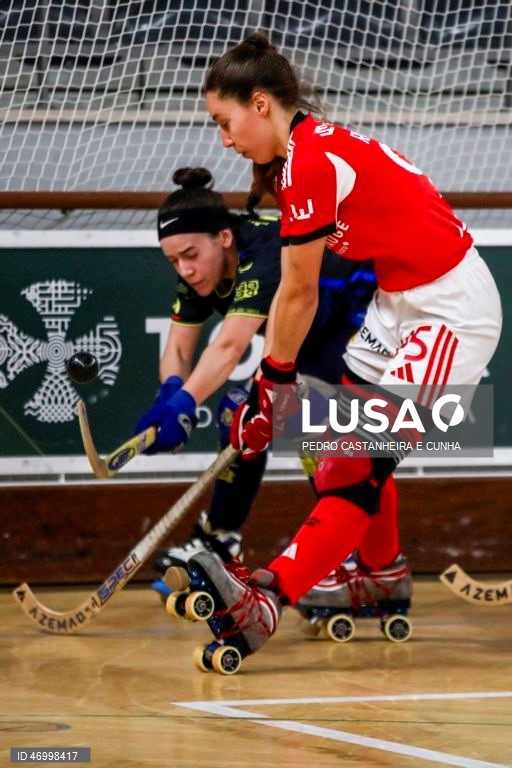 Inês Caldeira (E) do Stuart Hoquei Clube de Massamá luta pela bola com Raquel Santos (D) do Benfica no jogo da final da Taça de Portugal em hóquei em patins feminino disputado no Pavilhão Municipal Patrícia Sampaio, 26 abril 2026 em Tomar. PEDRO CASTANHEIRA E CUNHA/LUSA
