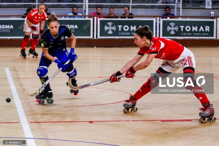 Micaela Jamardo (E) do Stuart Hoquei Clube de Massamá luta pela bola com Raquel Santos (D) do Benfica no jogo da final da Taça de Portugal em hóquei em patins feminino disputado no Pavilhão Municipal Patrícia Sampaio, 26 abril 2026 em Tomar. PEDRO CASTANHEIRA E CUNHA/LUSA