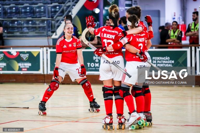 Jogadoras do Benfica festejam o golo contra o Stuart Hoquei Clube de Massamá no jogo da final da Taça de Portugal de hóquei em patins feminino disputado no Pavilhão Municipal Patrícia Sampaio, 26 abril 2026 em Tomar. PEDRO CASTANHEIRA E CUNHA/LUSA
