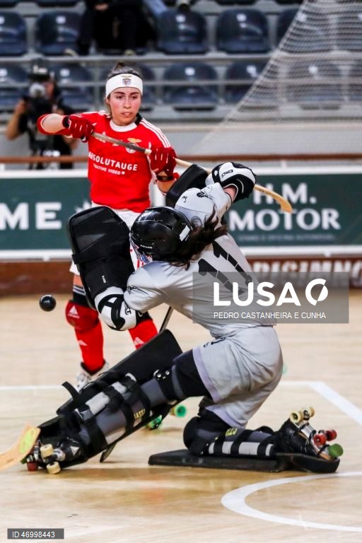 Inês Caldeira (D) do Stuart Hoquei Clube de Massamá lutam pela bola com Marlena Sousa (E) do Benfica no jogo da final da Taça de Portugal em hóquei em patins feminino disputado no Pavilhão Municipal Patrícia Sampaio, 26 abril 2026 em Tomar. PEDRO CASTANHEIRA E CUNHA/LUSA