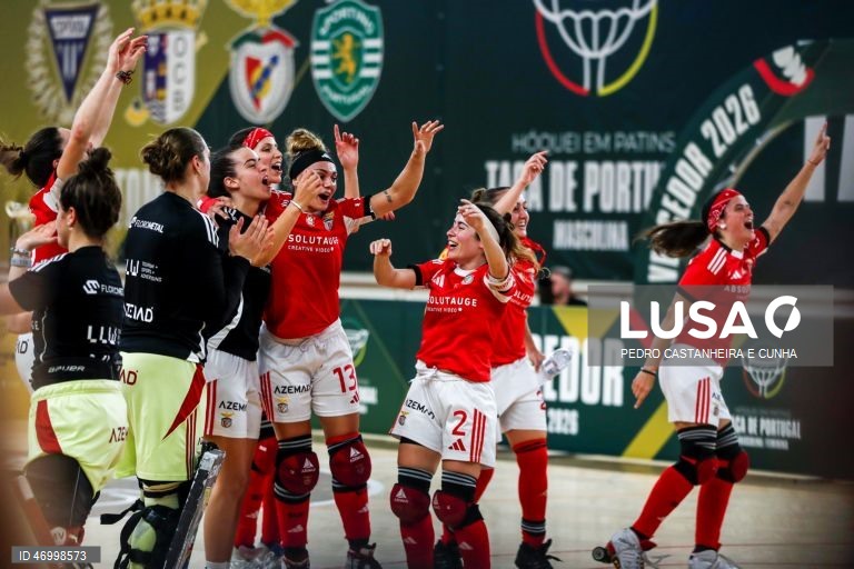 Jogadoras do Benfica festejam a conquista da Taça de Portugal feminina de hóquei em patins após venceram a final frente ao Stuart Hoquei Clube de Massamá no Pavilhão Municipal Patrícia Sampaio, 26 abril 2026 em Tomar. PEDRO CASTANHEIRA E CUNHA/LUSA