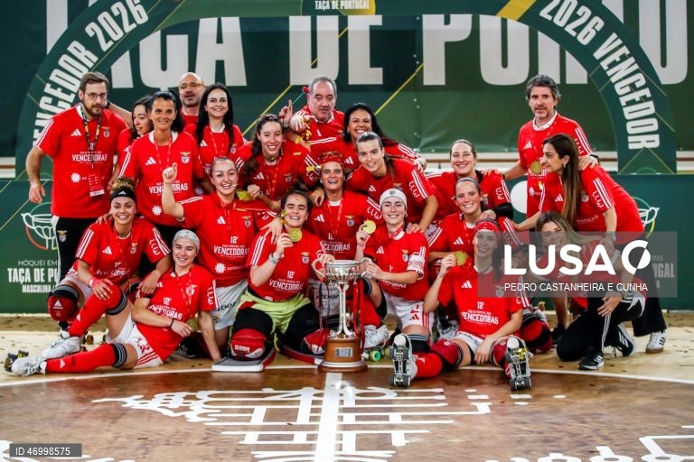Jogadoras do Benfica festejam a conquista da Taça de Portugal feminina de hóquei em patins após venceram a final frente ao Stuart Hoquei Clube de Massamá no Pavilhão Municipal Patrícia Sampaio, 26 abril 2026 em Tomar. PEDRO CASTANHEIRA E CUNHA/LUSA