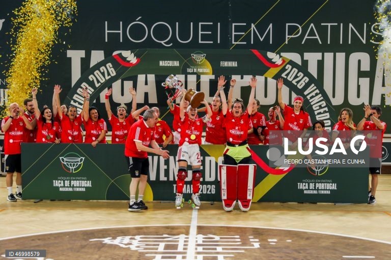 Jogadoras do Benfica festejam a conquista da Taça de Portugal feminina de hóquei em patins após venceram a final frente ao Stuart Hoquei Clube de Massamá no Pavilhão Municipal Patrícia Sampaio, 26 abril 2026 em Tomar. PEDRO CASTANHEIRA E CUNHA/LUSA