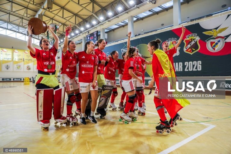Jogadoras do Benfica festejam a conquista da Taça de Portugal feminina de hóquei em patins após venceram a final frente ao Stuart Hoquei Clube de Massamá no Pavilhão Municipal Patrícia Sampaio, 26 abril 2026 em Tomar. PEDRO CASTANHEIRA E CUNHA/LUSA