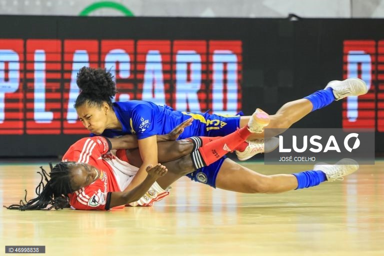 A jogadora do Benfica Janise (E) disputa a bola com Dinha jogadora do Grupo Nuno Álvares durante o jogo da final da Taça de Portugal, Pavilhão Multiusos de Gondomar, 26 de abril de 2026. JOSÉ COELHO/LUSA