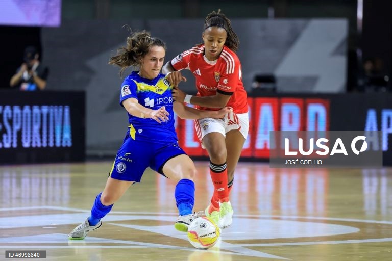 A jogadora do Benfica Maria Pereira (D) disputa a bola com Ana Pires jogadora do Grupo Nuno Álvares durante o jogo da final da Taça de Portugal, Pavilhão Multiusos de Gondomar, 26 de abril de 2026. JOSÉ COELHO/LUSA