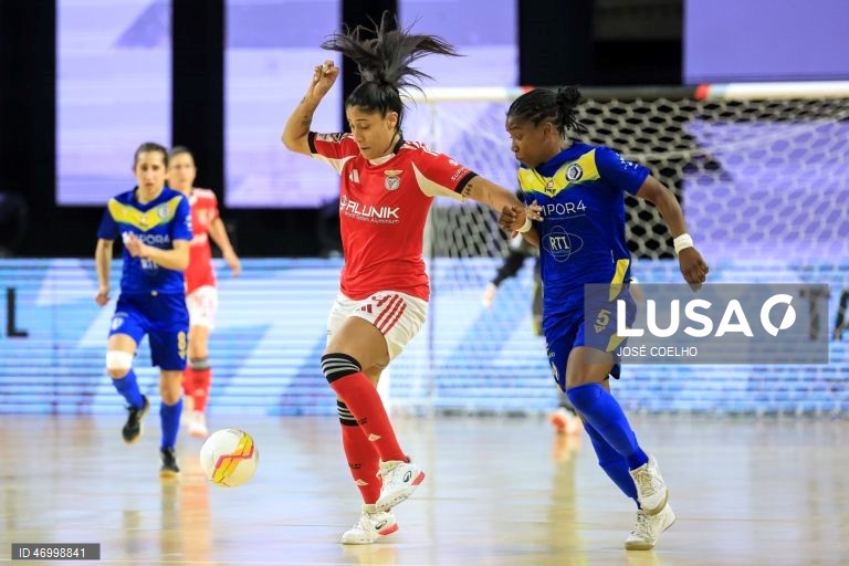 A jogadora do Benfica Bruna Carolina (E) disputa a bola com Lidia Moreira jogadora do Grupo Nuno Álvares durante o jogo da final da Taça de Portugal, Pavilhão Multiusos de Gondomar, 26 de abril de 2026. JOSÉ COELHO/LUSA