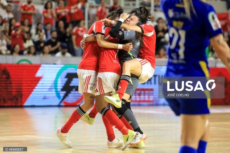 A jogadora do Benfica Fifó (E) festeja com Maria Pereira após marcar um golo contra o Grupo Nuno Álvares durante o jogo da final da Taça de Portugal, Pavilhão Multiusos de Gondomar, 26 de abril de 2026. JOSÉ COELHO/LUSA