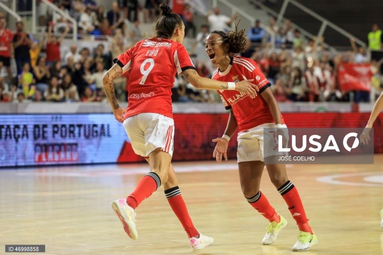 A jogadora do Benfica Fifó (E) festeja com Maria Pereira após marcar um golo contra o Grupo Nuno Álvares durante o jogo da final da Taça de Portugal, Pavilhão Multiusos de Gondomar, 26 de abril de 2026. JOSÉ COELHO/LUSA
