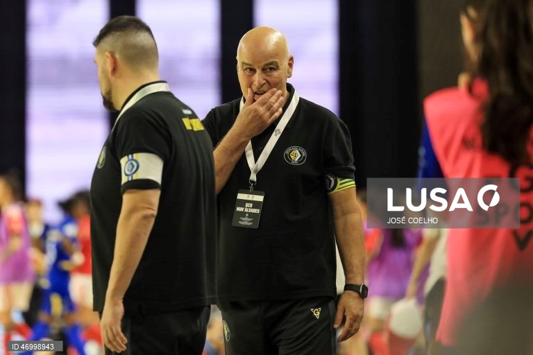 O treinador do Grupo Nuno Álvares Paulo Tavares (C) durante o jogo da final da Taça de Portugal contra o Benfica, Pavilhão Multiusos de Gondomar, 26 de abril de 2026. JOSÉ COELHO/LUSA