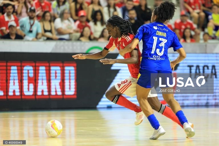A jogadora do Benfica Janise (E) disputa a bola com Dinha jogadora do Grupo Nuno Álvares durante o jogo da final da Taça de Portugal, Pavilhão Multiusos de Gondomar, 26 de abril de 2026. JOSÉ COELHO/LUSA