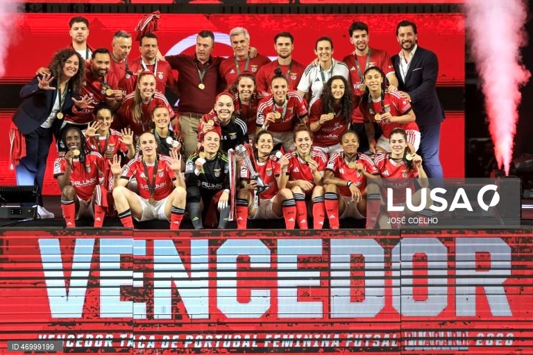 Jogadoras do Benfica celebram a vitória do jogo da final da Taça de Portugal contra o Grupo Nuno Álvares, Pavilhão Multiusos de Gondomar, 26 de abril de 2026. JOSÉ COELHO/LUSA