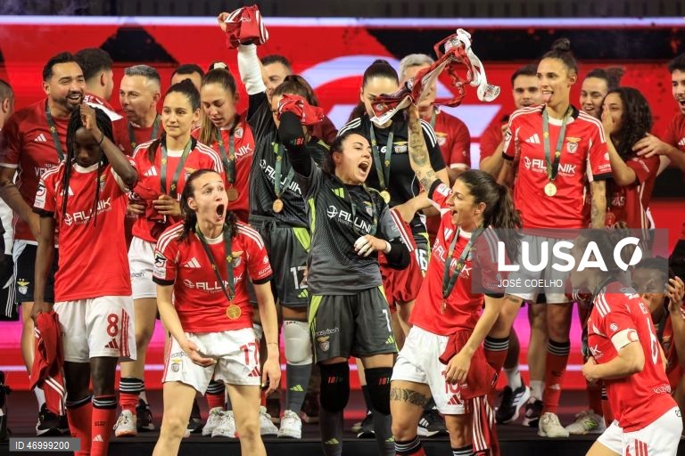 Jogadoras do Benfica celebram a vitória do jogo da final da Taça de Portugal contra o Grupo Nuno Álvares, Pavilhão Multiusos de Gondomar, 26 de abril de 2026. JOSÉ COELHO/LUSA