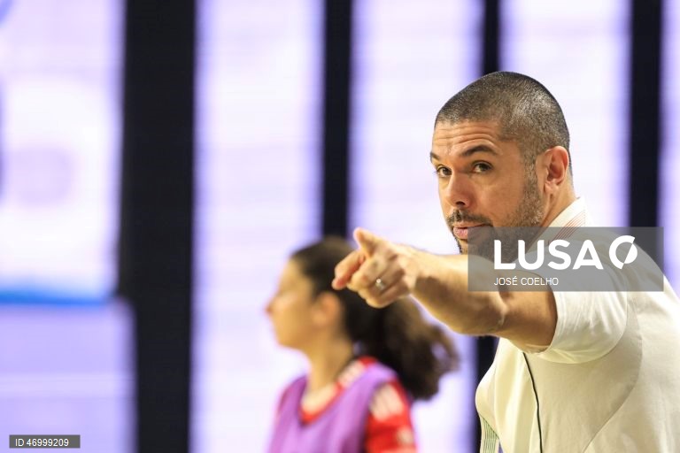 O treinador do Benfica Paulinho Roxo durante o jogo da final da Taça de Portugal contra o Grupo Nuno Álvares, Pavilhão Multiusos de Gondomar, 26 de abril de 2026. JOSÉ COELHO/LUSA