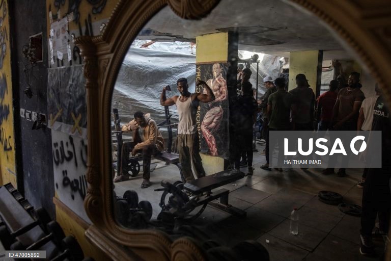 Palestina: Fisiculturistas palestinianos retomam a rotina num ginásio parcialmente destruído em Khan Yunis
