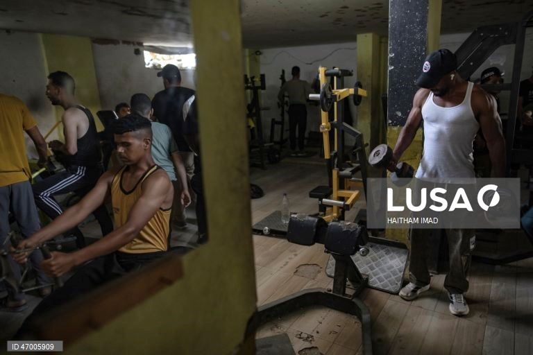 Palestina: Fisiculturistas palestinianos retomam a rotina num ginásio parcialmente destruído em Khan Yunis