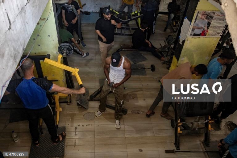Palestina: Fisiculturistas palestinianos retomam a rotina num ginásio parcialmente destruído em Khan Yunis