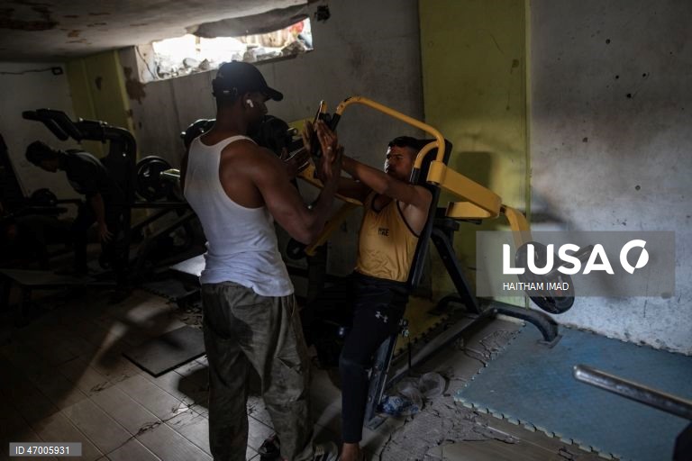 Palestina: Fisiculturistas palestinianos retomam a rotina num ginásio parcialmente destruído em Khan Yunis