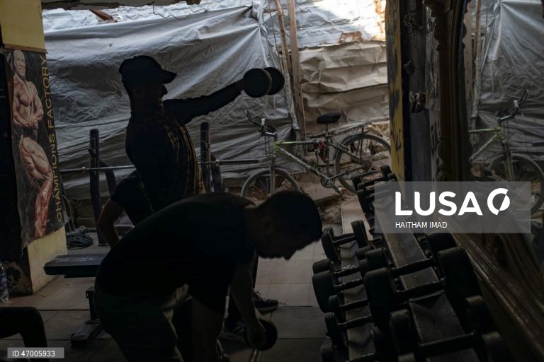 Palestina: Fisiculturistas palestinianos retomam a rotina num ginásio parcialmente destruído em Khan Yunis