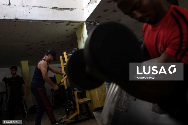 Palestina: Fisiculturistas palestinianos retomam a rotina num ginásio parcialmente destruído em Khan Yunis