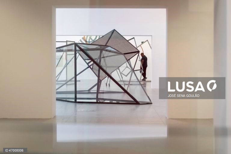 Visita de imprensa à exposição da "Reflexos, Enclaves, Desvios", de José Pedro Croft, com curadoria de Luiz Camillo Osorio, com inauguração a 29 de abril, no Museu de Arte Contemporânea, Centro Cultural de Belém, em Lisboa, 28 de abril de 2026. JOSÉ SENA GOULÃO/LUSA 