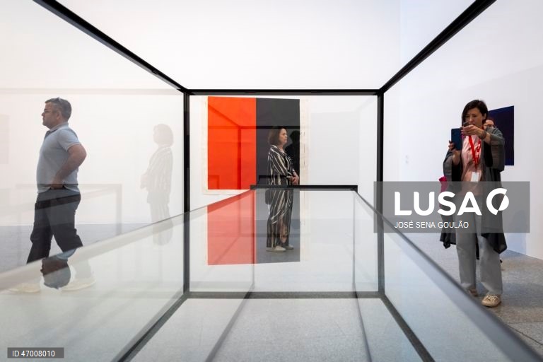 Visita de imprensa à exposição da "Reflexos, Enclaves, Desvios", de José Pedro Croft, com curadoria de Luiz Camillo Osorio, com inauguração a 29 de abril, no Museu de Arte Contemporânea, Centro Cultural de Belém, em Lisboa, 28 de abril de 2026. JOSÉ SENA GOULÃO/LUSA 