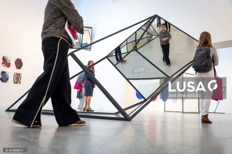 Visita de imprensa à exposição da "Reflexos, Enclaves, Desvios", de José Pedro Croft, com curadoria de Luiz Camillo Osorio, com inauguração a 29 de abril, no Museu de Arte Contemporânea, Centro Cultural de Belém, em Lisboa, 28 de abril de 2026. JOSÉ SENA GOULÃO/LUSA 