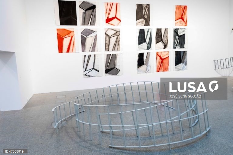 Visita de imprensa à exposição da "Reflexos, Enclaves, Desvios", de José Pedro Croft, com curadoria de Luiz Camillo Osorio, com inauguração a 29 de abril, no Museu de Arte Contemporânea, Centro Cultural de Belém, em Lisboa, 28 de abril de 2026. JOSÉ SENA GOULÃO/LUSA 