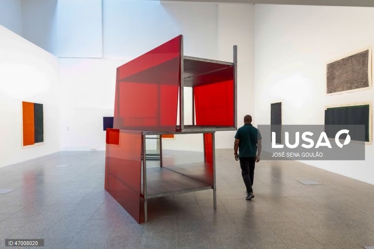 Visita de imprensa à exposição da "Reflexos, Enclaves, Desvios", de José Pedro Croft, com curadoria de Luiz Camillo Osorio, com inauguração a 29 de abril, no Museu de Arte Contemporânea, Centro Cultural de Belém, em Lisboa, 28 de abril de 2026. JOSÉ SENA GOULÃO/LUSA 