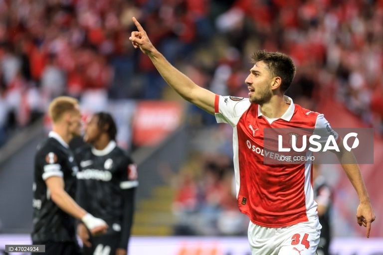 Um golo de Mario Dorgeles aos 90+2 minutos permitiu hoje ao Sporting de Braga adiantar-se ao Friburgo na corrida à final da Liga Europa de futebol, garantindo um triunfo em casa por 2-1, na primeira mão das meias-finais.