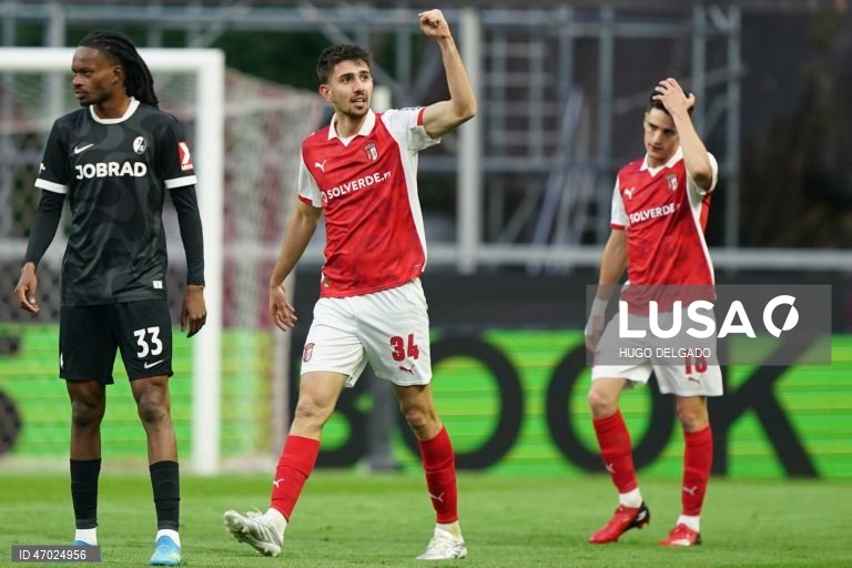 Um golo de Mario Dorgeles aos 90+2 minutos permitiu hoje ao Sporting de Braga adiantar-se ao Friburgo na corrida à final da Liga Europa de futebol, garantindo um triunfo em casa por 2-1, na primeira mão das meias-finais.