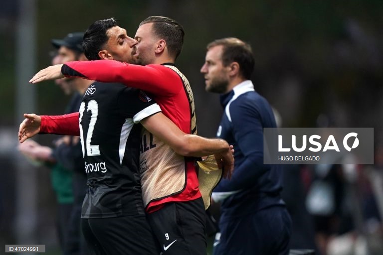 Um golo de Mario Dorgeles aos 90+2 minutos permitiu hoje ao Sporting de Braga adiantar-se ao Friburgo na corrida à final da Liga Europa de futebol, garantindo um triunfo em casa por 2-1, na primeira mão das meias-finais.