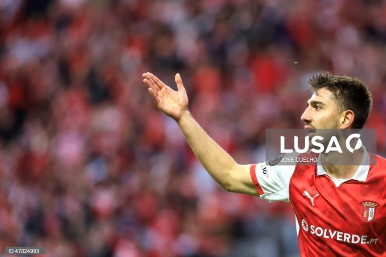 Um golo de Mario Dorgeles aos 90+2 minutos permitiu hoje ao Sporting de Braga adiantar-se ao Friburgo na corrida à final da Liga Europa de futebol, garantindo um triunfo em casa por 2-1, na primeira mão das meias-finais.