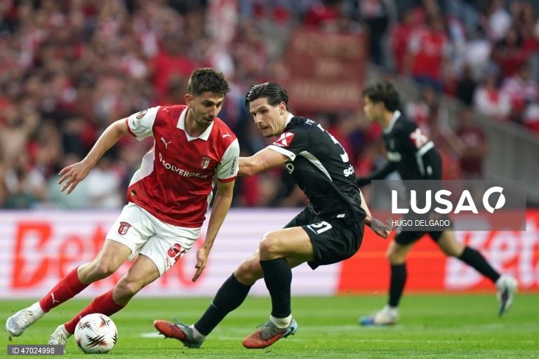 Um golo de Mario Dorgeles aos 90+2 minutos permitiu hoje ao Sporting de Braga adiantar-se ao Friburgo na corrida à final da Liga Europa de futebol, garantindo um triunfo em casa por 2-1, na primeira mão das meias-finais.