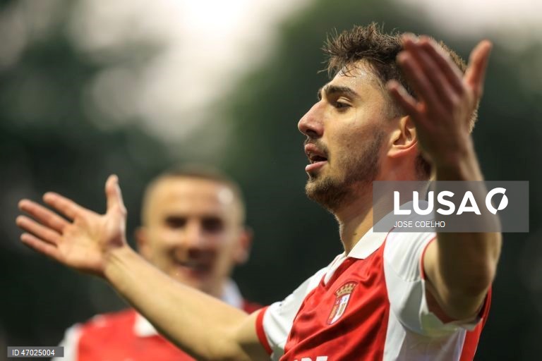 Um golo de Mario Dorgeles aos 90+2 minutos permitiu hoje ao Sporting de Braga adiantar-se ao Friburgo na corrida à final da Liga Europa de futebol, garantindo um triunfo em casa por 2-1, na primeira mão das meias-finais.