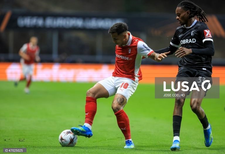 Um golo de Mario Dorgeles aos 90+2 minutos permitiu hoje ao Sporting de Braga adiantar-se ao Friburgo na corrida à final da Liga Europa de futebol, garantindo um triunfo em casa por 2-1, na primeira mão das meias-finais.