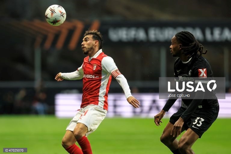 Um golo de Mario Dorgeles aos 90+2 minutos permitiu hoje ao Sporting de Braga adiantar-se ao Friburgo na corrida à final da Liga Europa de futebol, garantindo um triunfo em casa por 2-1, na primeira mão das meias-finais.