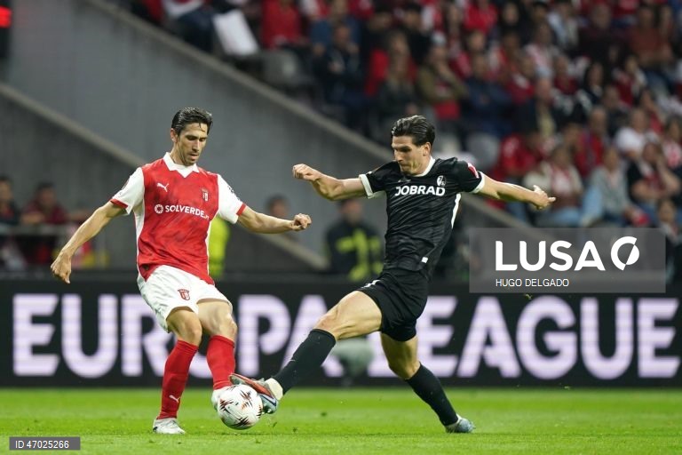 Um golo de Mario Dorgeles aos 90+2 minutos permitiu hoje ao Sporting de Braga adiantar-se ao Friburgo na corrida à final da Liga Europa de futebol, garantindo um triunfo em casa por 2-1, na primeira mão das meias-finais.