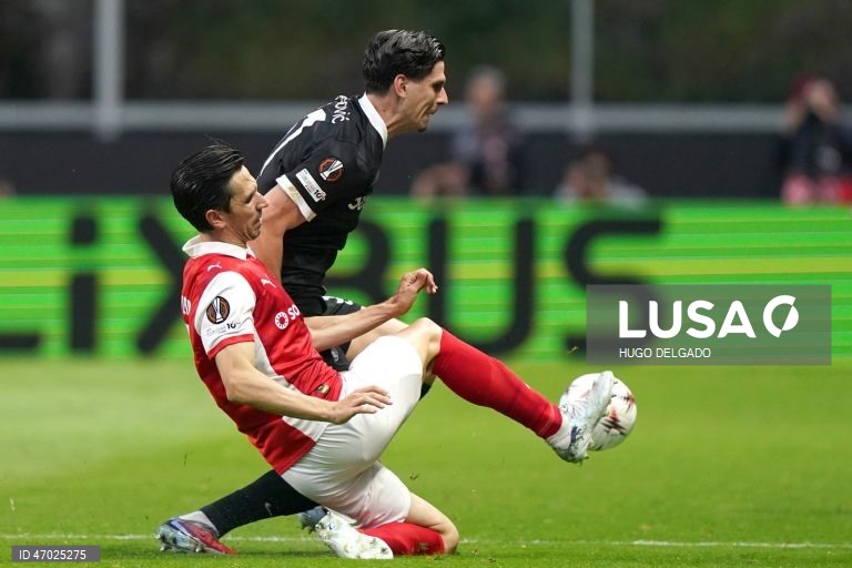 Um golo de Mario Dorgeles aos 90+2 minutos permitiu hoje ao Sporting de Braga adiantar-se ao Friburgo na corrida à final da Liga Europa de futebol, garantindo um triunfo em casa por 2-1, na primeira mão das meias-finais.
