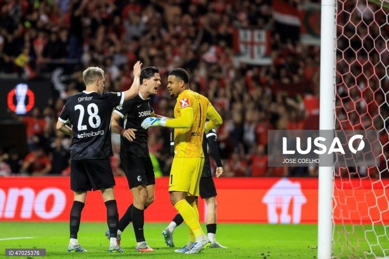 Um golo de Mario Dorgeles aos 90+2 minutos permitiu hoje ao Sporting de Braga adiantar-se ao Friburgo na corrida à final da Liga Europa de futebol, garantindo um triunfo em casa por 2-1, na primeira mão das meias-finais.