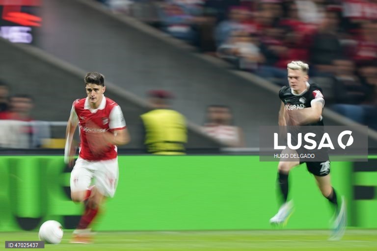 Um golo de Mario Dorgeles aos 90+2 minutos permitiu hoje ao Sporting de Braga adiantar-se ao Friburgo na corrida à final da Liga Europa de futebol, garantindo um triunfo em casa por 2-1, na primeira mão das meias-finais.