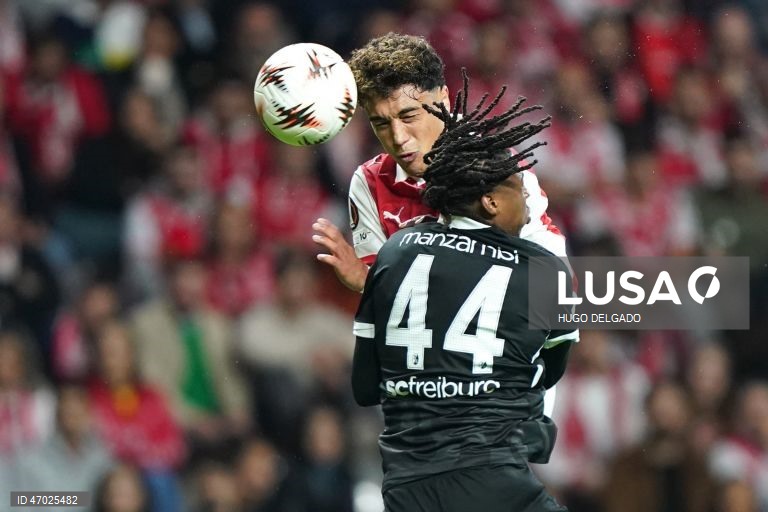 Um golo de Mario Dorgeles aos 90+2 minutos permitiu hoje ao Sporting de Braga adiantar-se ao Friburgo na corrida à final da Liga Europa de futebol, garantindo um triunfo em casa por 2-1, na primeira mão das meias-finais.
