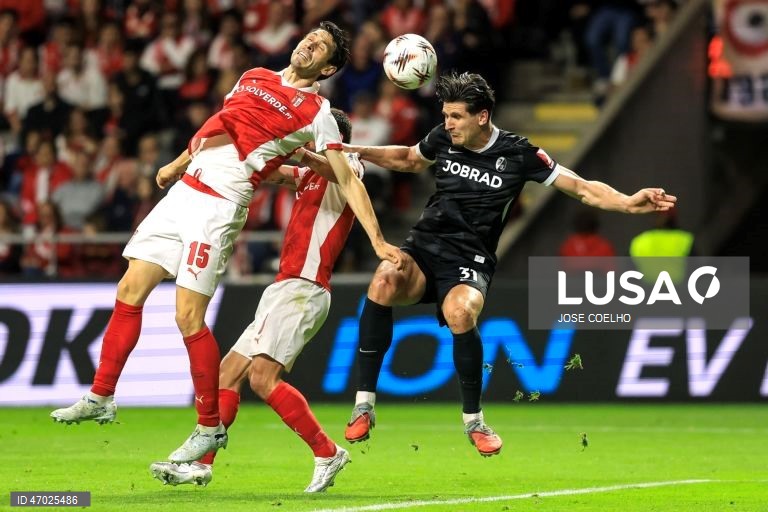 Um golo de Mario Dorgeles aos 90+2 minutos permitiu hoje ao Sporting de Braga adiantar-se ao Friburgo na corrida à final da Liga Europa de futebol, garantindo um triunfo em casa por 2-1, na primeira mão das meias-finais.