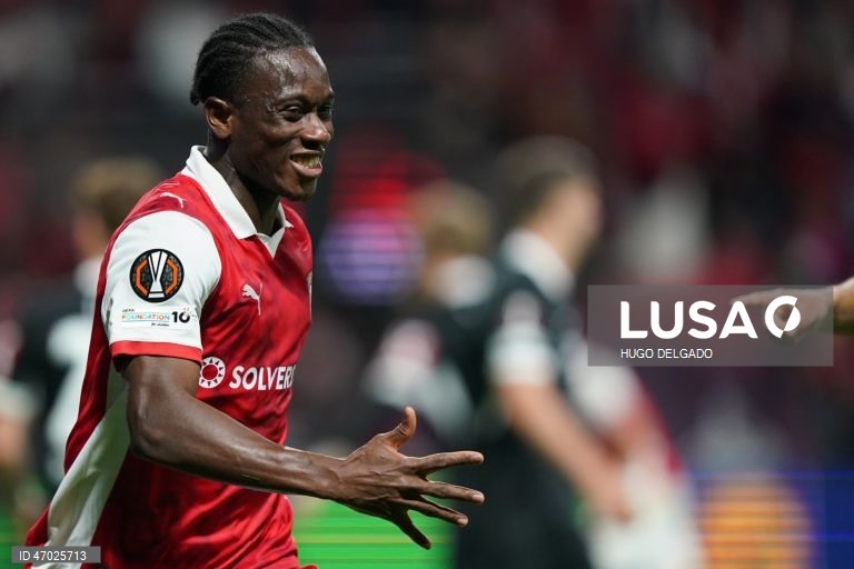 Um golo de Mario Dorgeles aos 90+2 minutos permitiu hoje ao Sporting de Braga adiantar-se ao Friburgo na corrida à final da Liga Europa de futebol, garantindo um triunfo em casa por 2-1, na primeira mão das meias-finais.