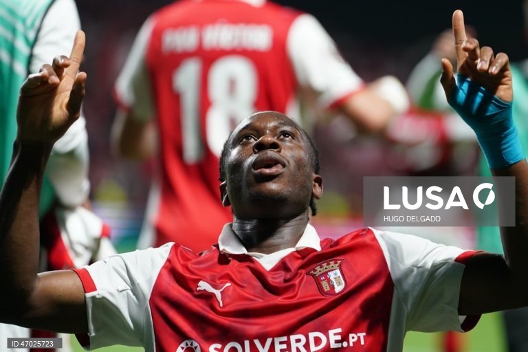 Um golo de Mario Dorgeles aos 90+2 minutos permitiu hoje ao Sporting de Braga adiantar-se ao Friburgo na corrida à final da Liga Europa de futebol, garantindo um triunfo em casa por 2-1, na primeira mão das meias-finais.