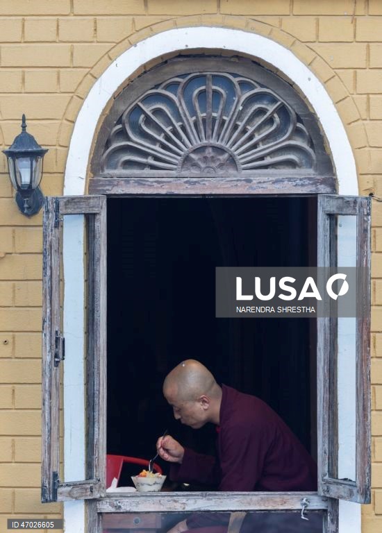 Monges budistas nepaleses à espera de donativos enquanto os peregrinos visitam a Estupa de Boudha durante as celebrações do aniversário de Buda em Catmandu, Nepal. Milhares de devotos budistas e hindus acorreram ao templo para celebrar o tradicional aniversário de Buda, ou Príncipe Siddhartha Gautama, que nasceu há cerca de 2.500 anos em Lumbini, atualmente no Nepal, e é venerado por pessoas em toda a Ásia.  