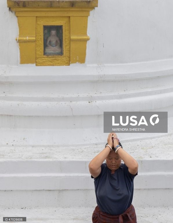 Monges budistas nepaleses à espera de donativos enquanto os peregrinos visitam a Estupa de Boudha durante as celebrações do aniversário de Buda em Catmandu, Nepal. Milhares de devotos budistas e hindus acorreram ao templo para celebrar o tradicional aniversário de Buda, ou Príncipe Siddhartha Gautama, que nasceu há cerca de 2.500 anos em Lumbini, atualmente no Nepal, e é venerado por pessoas em toda a Ásia.  