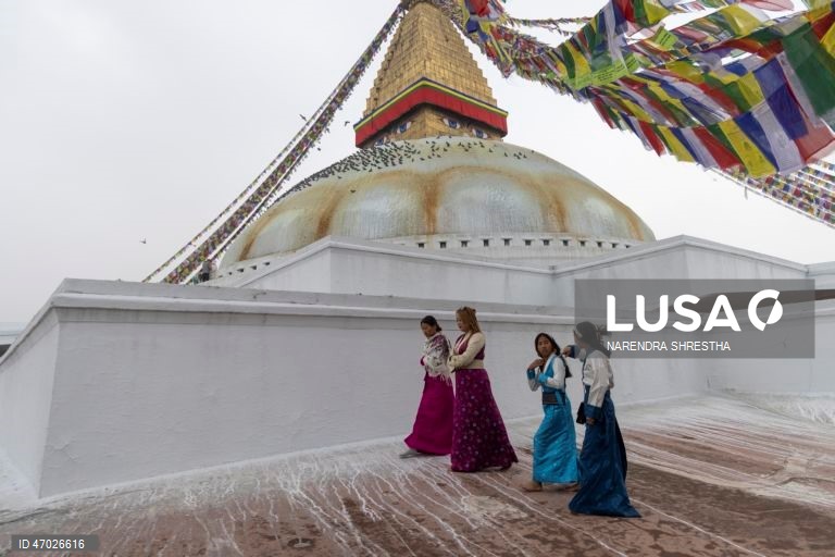 Monges budistas nepaleses à espera de donativos enquanto os peregrinos visitam a Estupa de Boudha durante as celebrações do aniversário de Buda em Catmandu, Nepal. Milhares de devotos budistas e hindus acorreram ao templo para celebrar o tradicional aniversário de Buda, ou Príncipe Siddhartha Gautama, que nasceu há cerca de 2.500 anos em Lumbini, atualmente no Nepal, e é venerado por pessoas em toda a Ásia.  